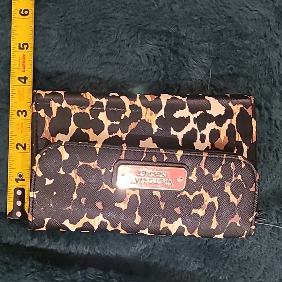 Victoria's Secret New Leopard Print Ladies Wallet Purse NWOT Faux Leather - Picture 8 of 8
